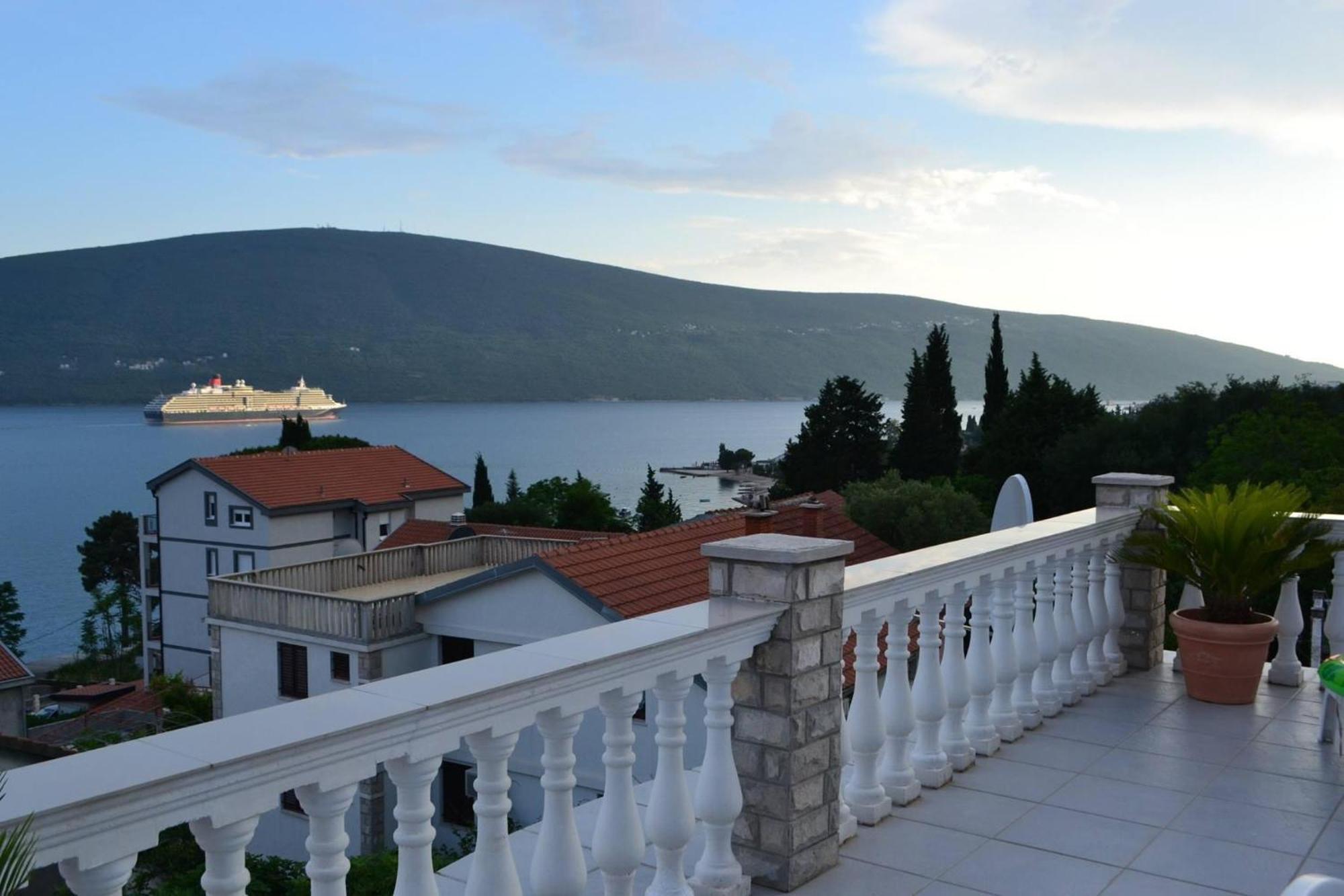 Family House With Pool & Sea View Aparthotel Bijela Εξωτερικό φωτογραφία